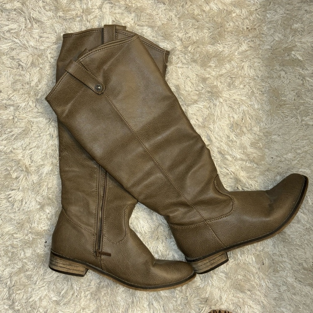 Womes Size 10 Taupe Boots